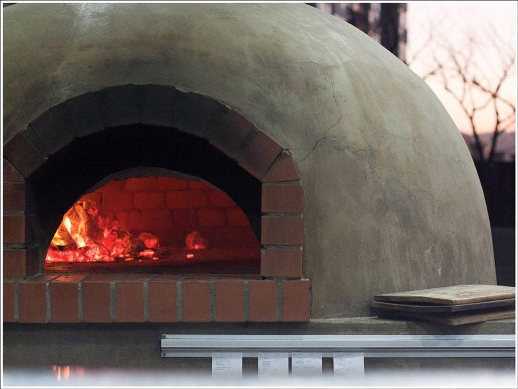 Blue Waters Hotel Durban Luaran gambar A wood fired pizza oven