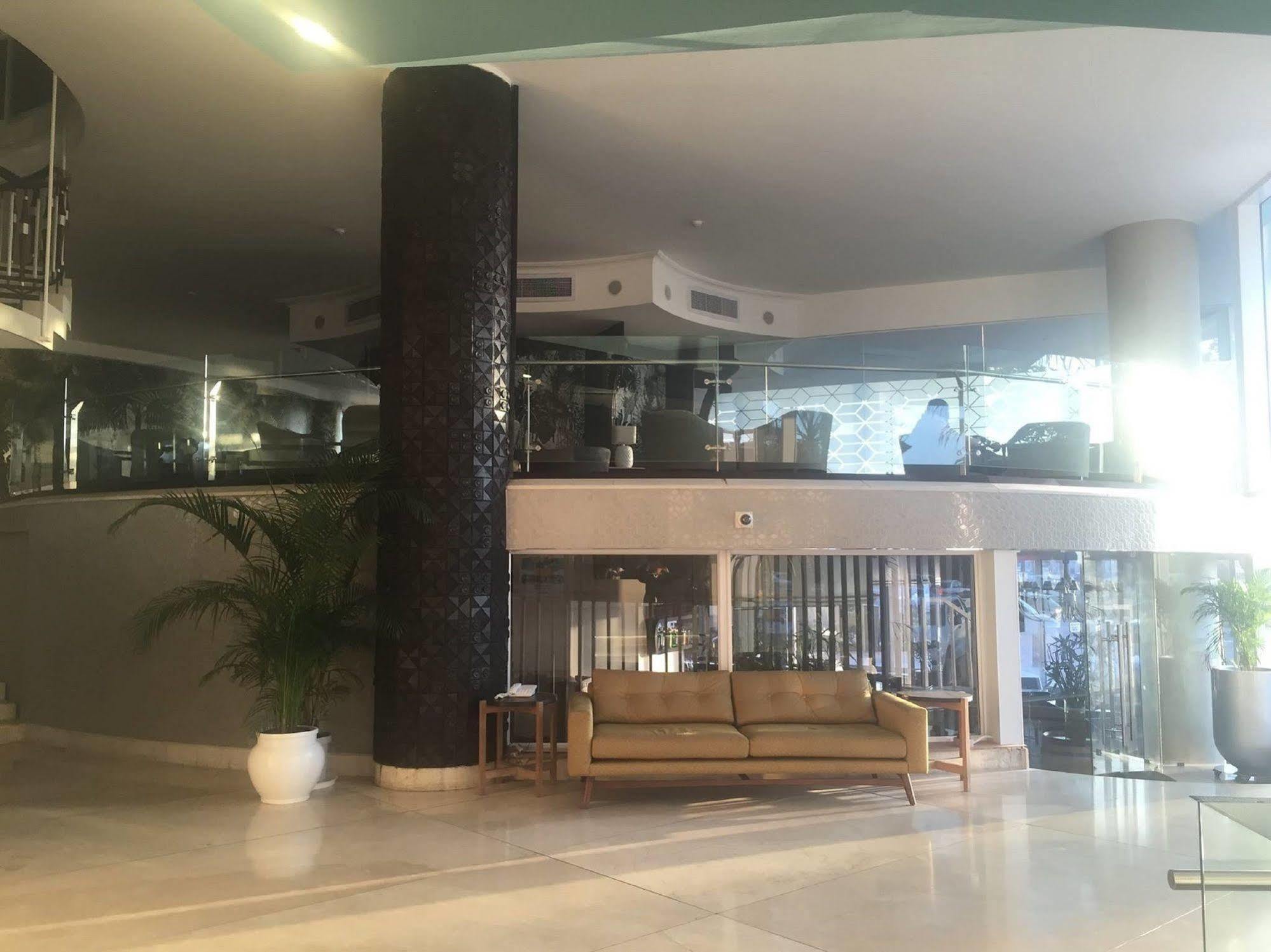 Blue Waters Hotel Durban Luaran gambar "The building is a modern structure that is located in the city of Tunis."