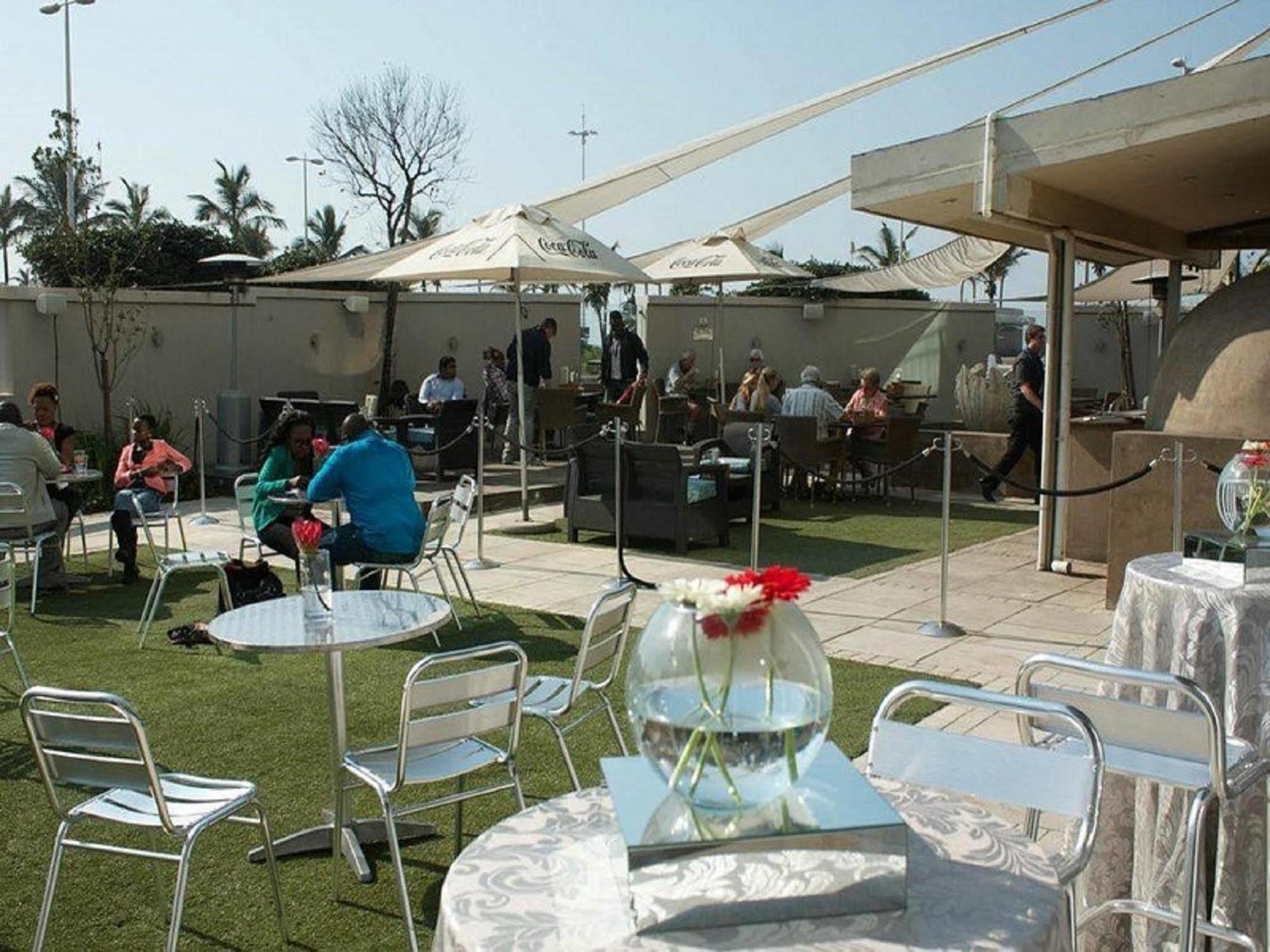 Blue Waters Hotel Durban Luaran gambar The beach at the resort