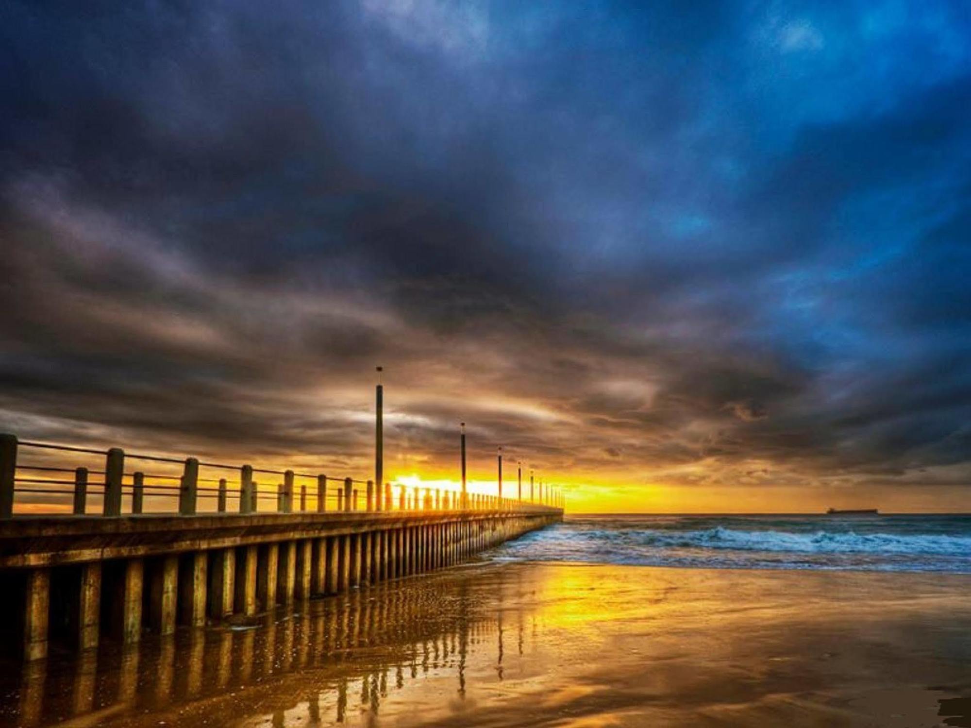 Blue Waters Hotel Durban Luaran gambar The pier at the beach