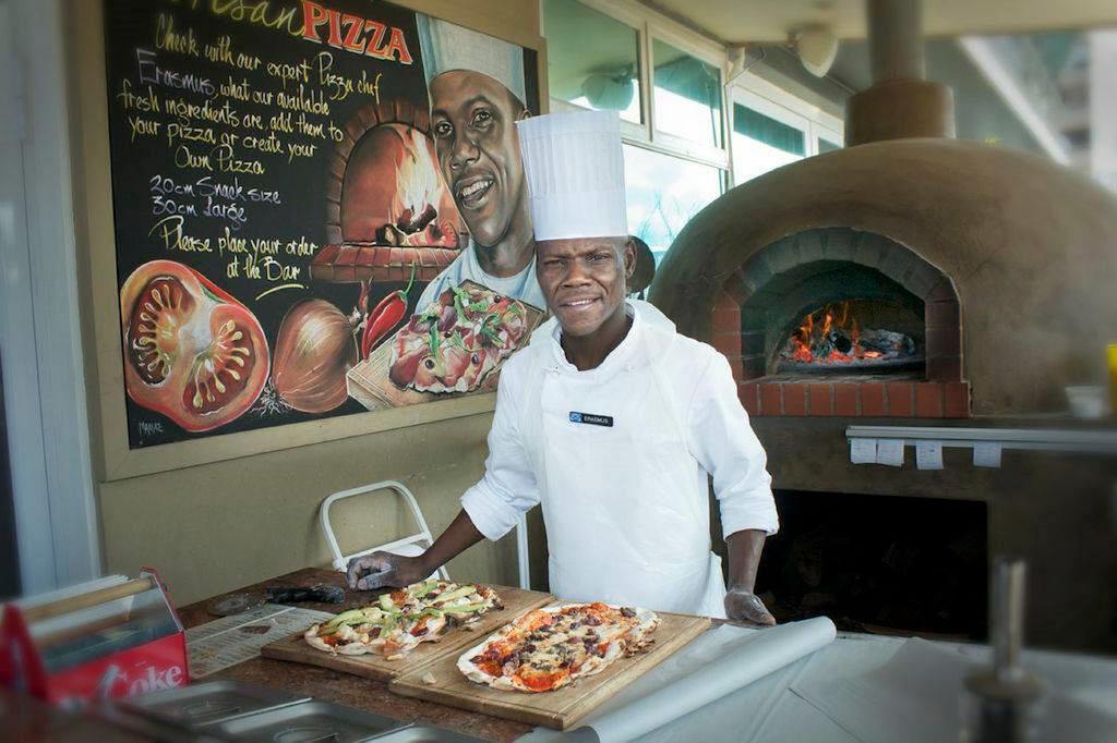 Blue Waters Hotel Durban Luaran gambar Chef preparing pizza at the restaurant