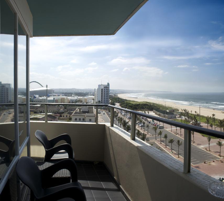 Blue Waters Hotel Durban Luaran gambar The view from a balcony of a hotel in Port Elizabeth