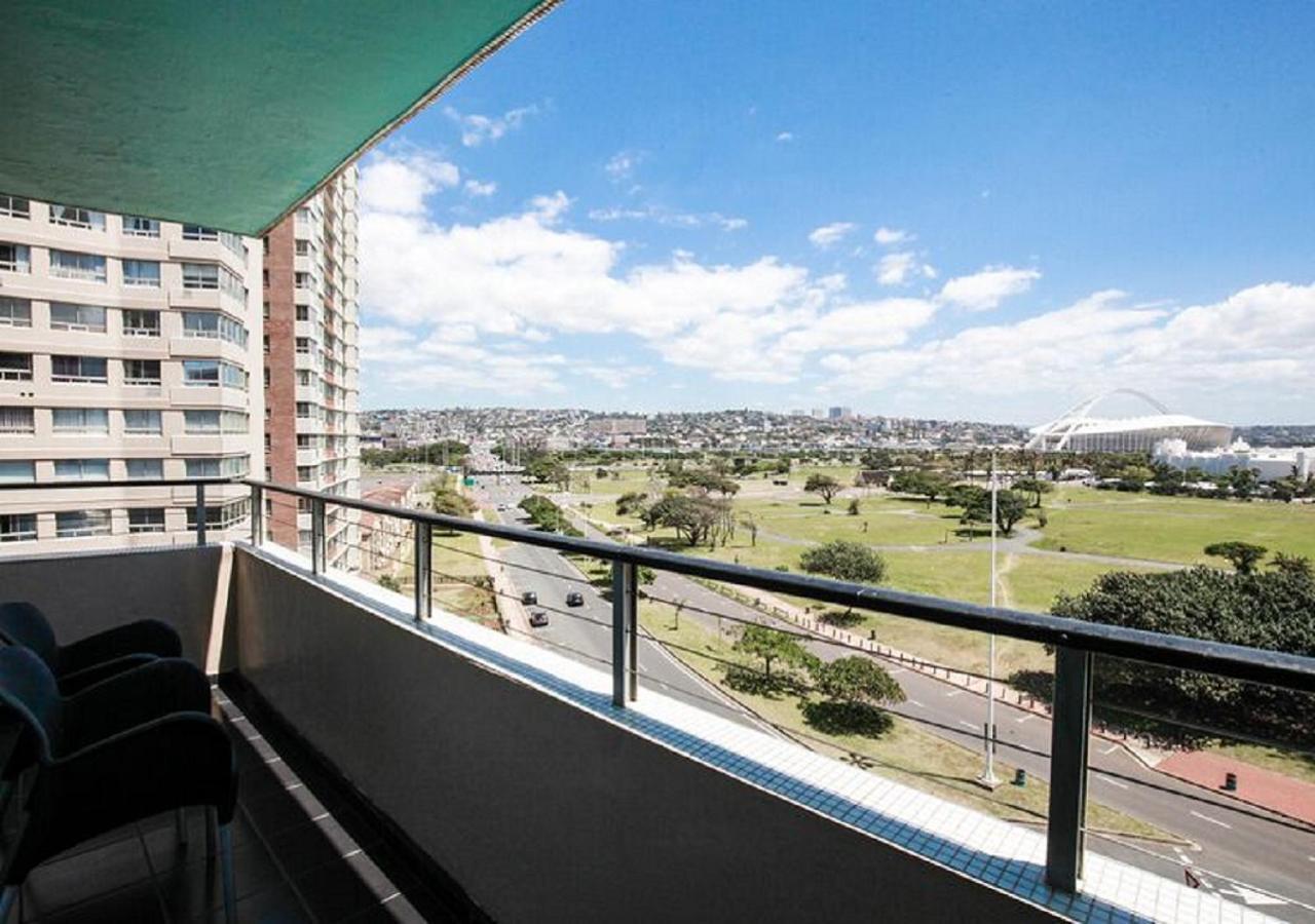 Blue Waters Hotel Durban Luaran gambar The view of the stadium from the balcony of a hotel in the city of Durban.