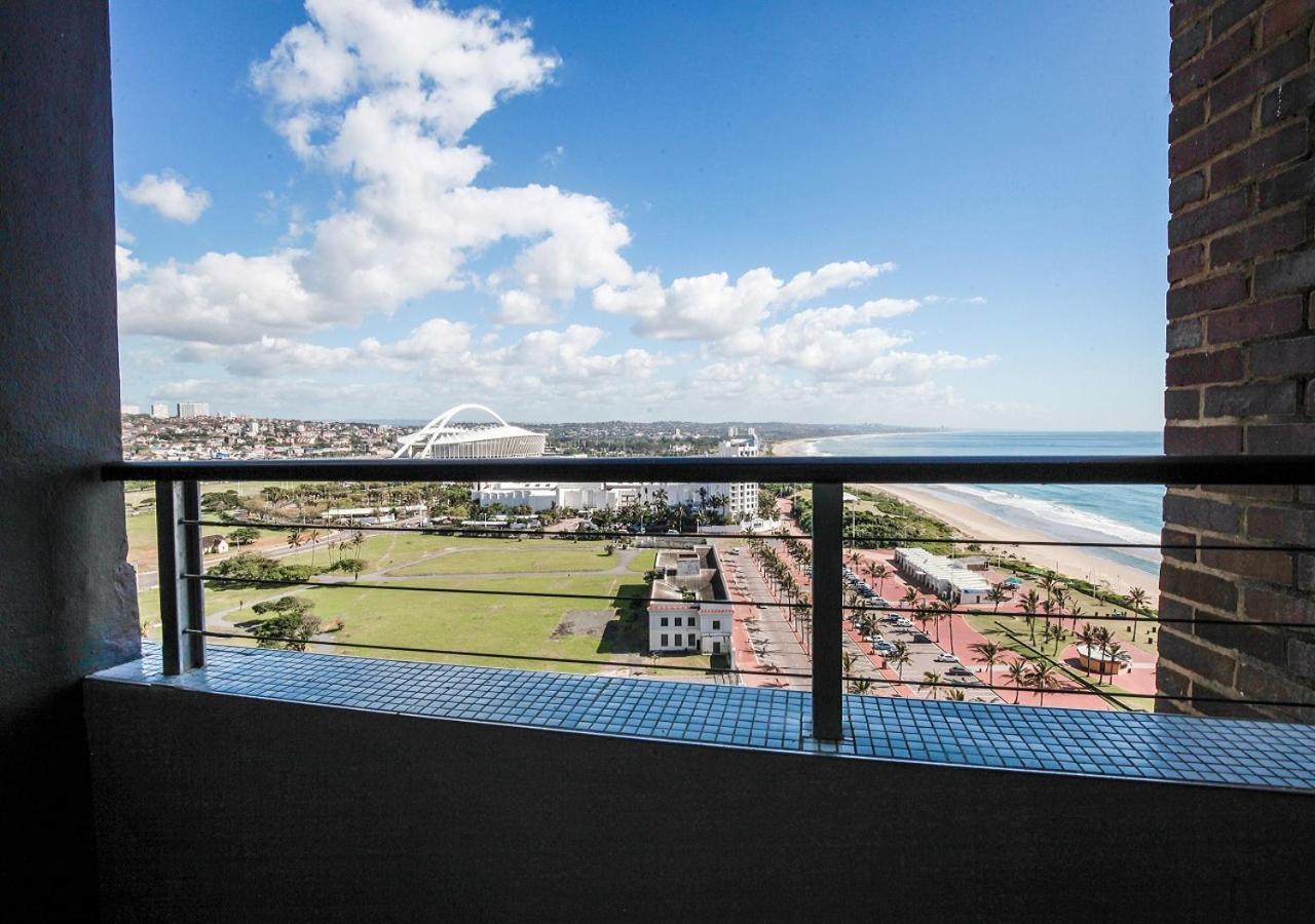 Blue Waters Hotel Durban Luaran gambar The view from the balcony of the 10th-floor apartment