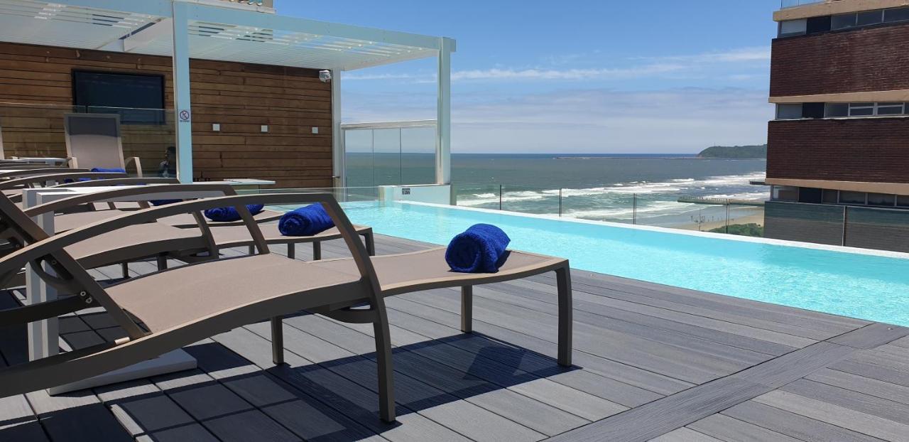 Blue Waters Hotel Durban Luaran gambar Rooftop pool of the hotel